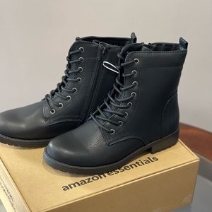 NWT Amazon Essentials Combat boots size 8 1/2 Brand New